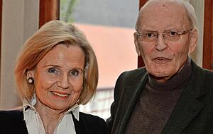 Vor einem Jahr auf der Götzenburg: Baronin Alexandra von Berlichingen mit ihrem Ehemann Roman Herzog. Der Altbundespräsident hatte zuletzt mit gesundheitlichen Problemen zu kämpfen. Foto: C. Gleichauf Vor einem Jahr auf der Götzenburg: Baronin Alexandra von Berlichingen mit ihrem Ehemann Roman Herzog. Der Altbundespräsident hatte zuletzt mit gesundheitlichen Problemen zu kämpfen. Foto: C. Gleichauf