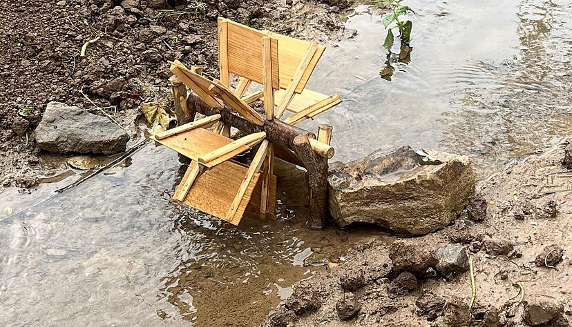 Die j&uuml;ngsten Anwohner haben den Happenbach schon als Erlebnisraum f&uuml;r sich erobert.