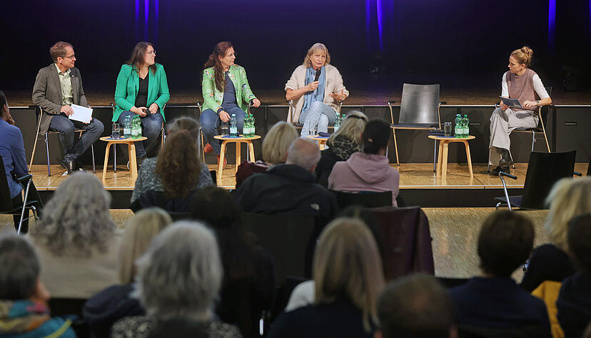 Fea Finger, Judith Teller und Christine Nössner (von links) diskutieren mit den Moderatoren Simon Gajer und Anna Wieland über den Umgang mit herausforderndem Verhalten in der Kita. Fea Finger, Judith Teller und Christine Nössner (von links) diskutieren mit den Moderatoren Simon Gajer und Anna Wieland über den Umgang mit herausforderndem Verhalten in der Kita.