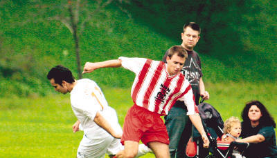 Der Waldbacher Zivko Marinkovic (links) läuft ins Leere, denn Thomas Laffsa von der TG Forchtenberg behauptet den Ball. Am Ende stand es nach einem wenig berauschenden Spiel 2:2. (Foto: Kurt Gesper) Der Waldbacher Zivko Marinkovic (links) läuft ins Leere, denn Thomas Laffsa von der TG Forchtenberg behauptet den Ball. Am Ende stand es nach einem wenig berauschenden Spiel 2:2. (Foto: Kurt Gesper)