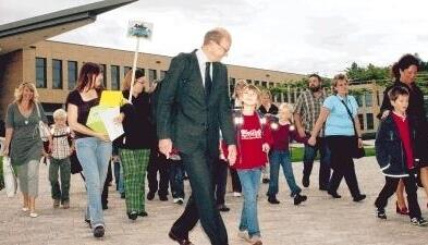 Auf dem Weg ins Lernhaus: Die Schülerinnen und Schüler der neu gebauten Freien Schule Anne-Sophie werden von ihren Eltern in den neuen Lebensabschnitt begleitet.