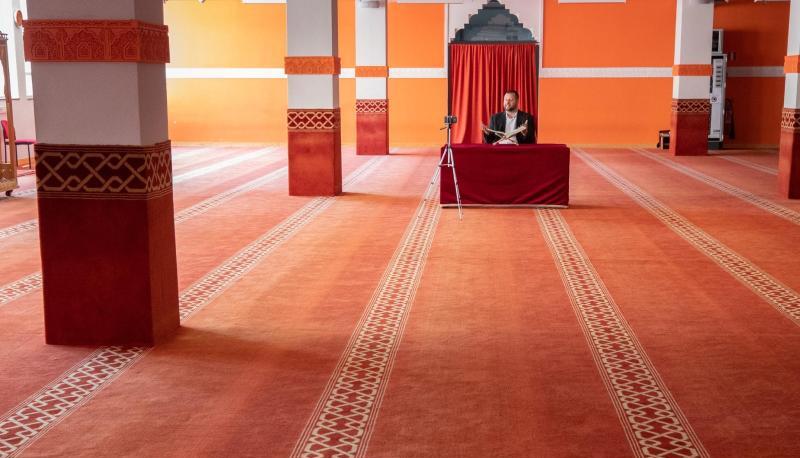 Ein Imam zeichnet seine Predigt w&auml;hrend der Fastenzeit des Ramadan f&uuml;r die Gl&auml;ubigen mit seinem Smartphone auf. Foto: dpa