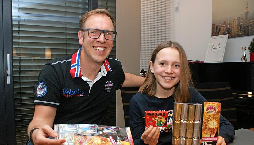 Freuen sich auf ein Feuerwerk mit erlaubten B&ouml;llern auf Privatgel&auml;nde: Sven-Eric und Nova Will aus Leingarten.
Foto: Carsten Friese