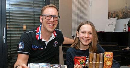 Freuen sich auf ein Feuerwerk mit erlaubten B&ouml;llern auf Privatgel&auml;nde: Sven-Eric und Nova Will aus Leingarten.
Foto: Friese