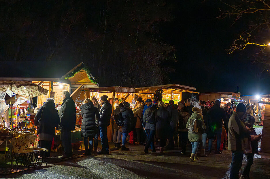 10 Jahre Seeweihnacht: Breitenauer See bietet trotz Regen weihnachtliche Kulisse