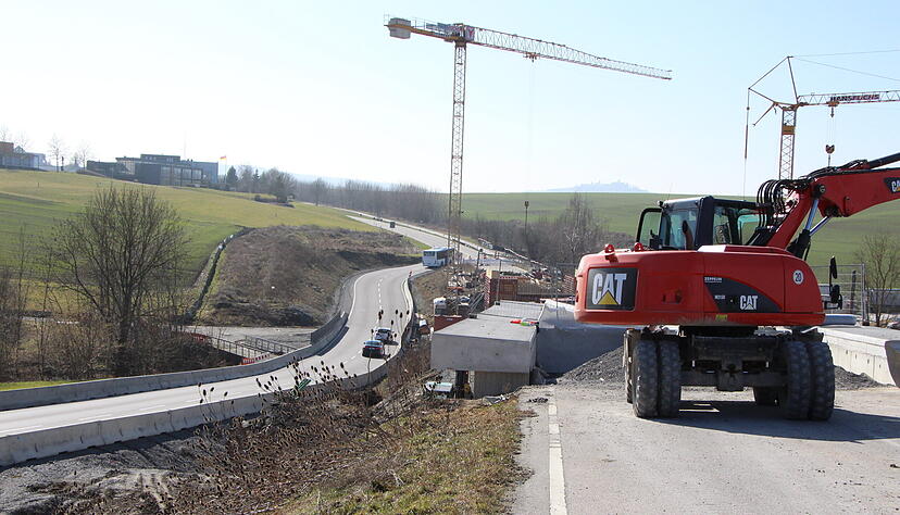 In der Kupfersenke der B19 bei Kupferzell laufen derzeit die Arbeiten an der s&uuml;dlichen Br&uuml;cke (hinten). Die n&ouml;rdliche (vorne) ist im Rohbau fertig.