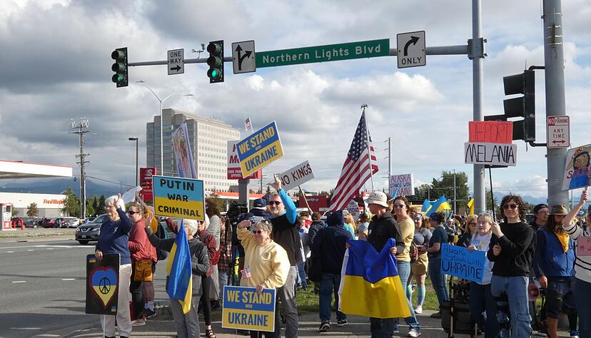 Die Demonstranten zeigen sich solidarisch mit der von Russland angegriffenen Ukraine.