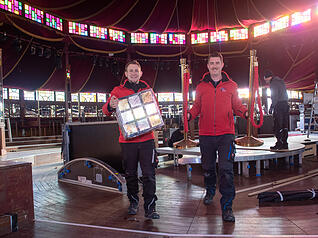 Aufbau auf der Heilbronner Theresienwiese: Die charakteristischen Spiegelwand-Elemente für das Zelt werden installiert.