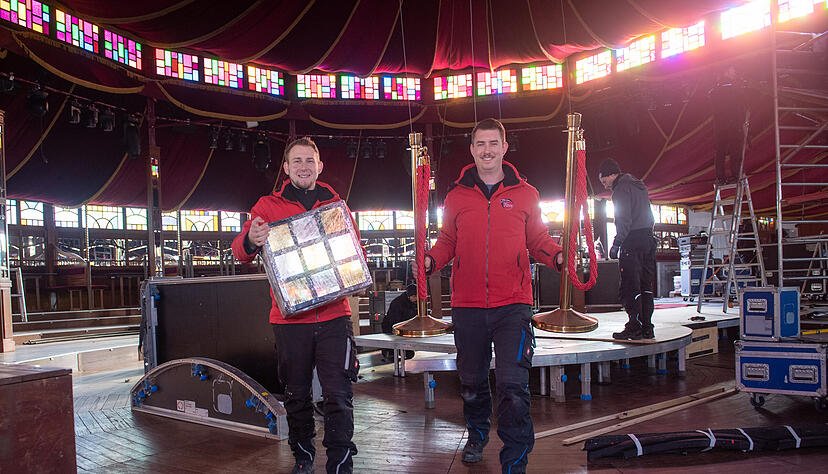 Patrick Winkler (links) und Marvin Fuchs leiten den Gourmet-Palast. Der Aufbau läuft in diesem Jahr nach Plan.
