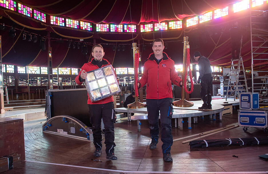 Patrick Winkler (links) und Marvin Fuchs leiten den Gourmet-Palast. Der Aufbau läuft in diesem Jahr nach Plan.