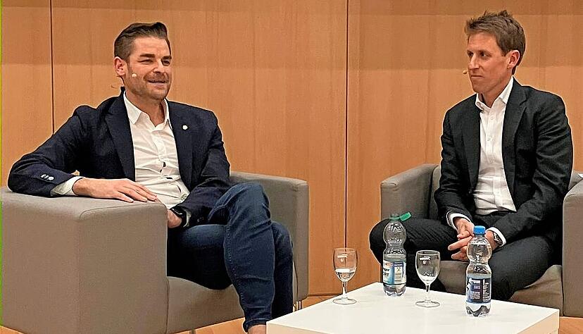 Michael Becker (links) hat als Geschäftsführer des Zweitligisten Karlsruher SC in der Eventreihe „Sportstalk@HHN“ mit Fabian Brugger gesprochen. Michael Becker (links) hat als Geschäftsführer des Zweitligisten Karlsruher SC in der Eventreihe „Sportstalk@HHN“ mit Fabian Brugger gesprochen.
