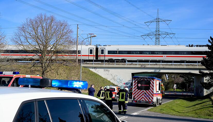 Ein ICE steckte wegen eines Oberleitungsschadens in Sachsen-Anhalt fest.
