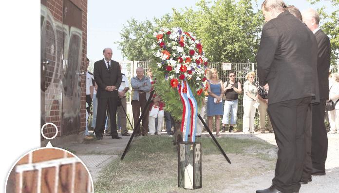 Gedenkfeier für die ermordete Polizistin am 27. April 2007 in Heilbronn: An diesem Tag stand das NSU-Kürzel unten an dem Backsteinhaus.Foto: Archiv/Veigel