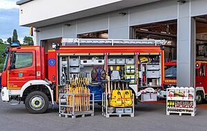 Das Tanklöschfahrzeug TLF 3000 der Feuerwehr Ellbachtal hat eine Grundausstattung für die Bekämpfung von Vegetationsbränden. Hinzu kommen Paletten mit Handarbeitsgeräten und Schläuchen. Foto: Mario Berger Das Tanklöschfahrzeug TLF 3000 der Feuerwehr Ellbachtal hat eine Grundausstattung für die Bekämpfung von Vegetationsbränden. Hinzu kommen Paletten mit Handarbeitsgeräten und Schläuchen. Foto: Mario Berger