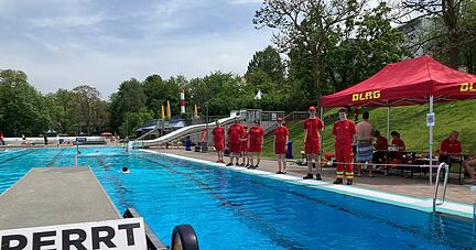 Zehn DLRG-Mitglieder sorgen beim Schwimmabzeichentag in Bad Rappenau für einen reibungslosen Ablauf in und außerhalb des Wassers.
Foto: Elfi Hofmann