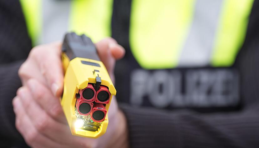 Die Taser werden zunächst von den Streifenpolizistinnen und -polizisten in Südbaden ausprobiert. (Archivfoto) Die Taser werden zunächst von den Streifenpolizistinnen und -polizisten in Südbaden ausprobiert. (Archivfoto)