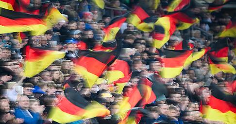 Die Deutschland-Fahne wird gerne bei Fu&szlig;ball-Spielen gezeigt.