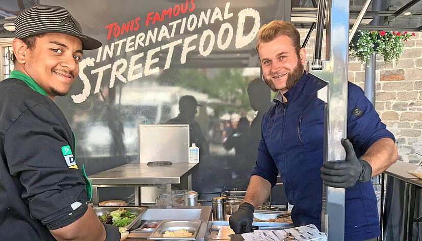 Am Samstag standen Simon (links) und Toni Tänzer auf dem Wochenmarkt in Öhringen. Ab dem heutigenMontag parkt der Airstream beim Ö-Center.
Foto: Yvonne Tscherwitschke
