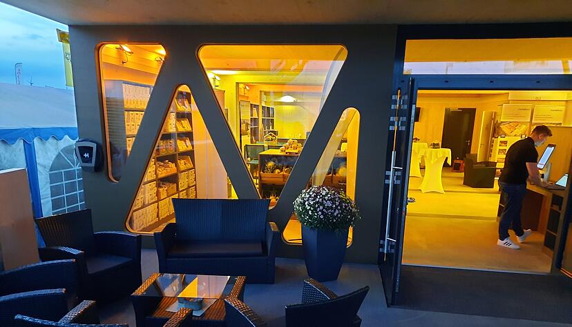 Ein Blick in den Laden, der bald in Hollenbach stehen wird. Am Muswiesen-Stand der Unternehmen Farmbau und Komminvest wurde er vorgestellt.