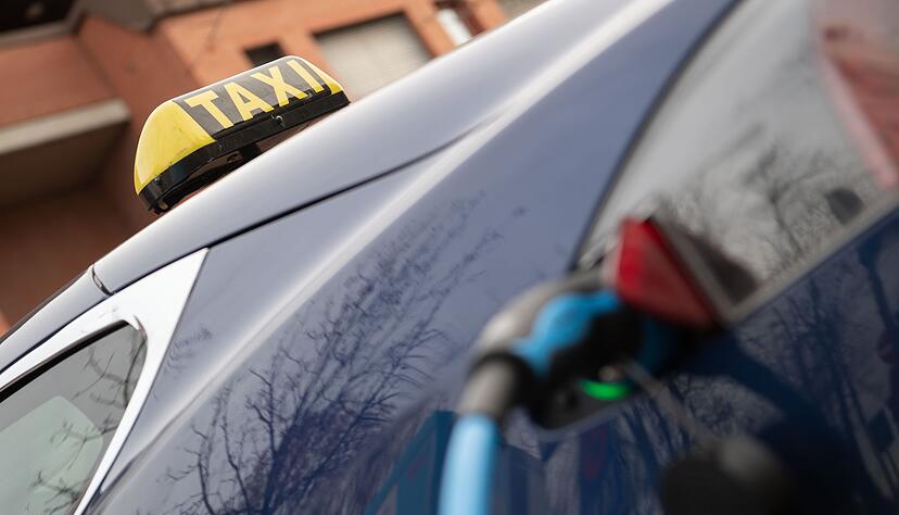 Noch gibt es einige Hürden und Vorbehalte gegen E-Taxis im Land. Noch gibt es einige Hürden und Vorbehalte gegen E-Taxis im Land.