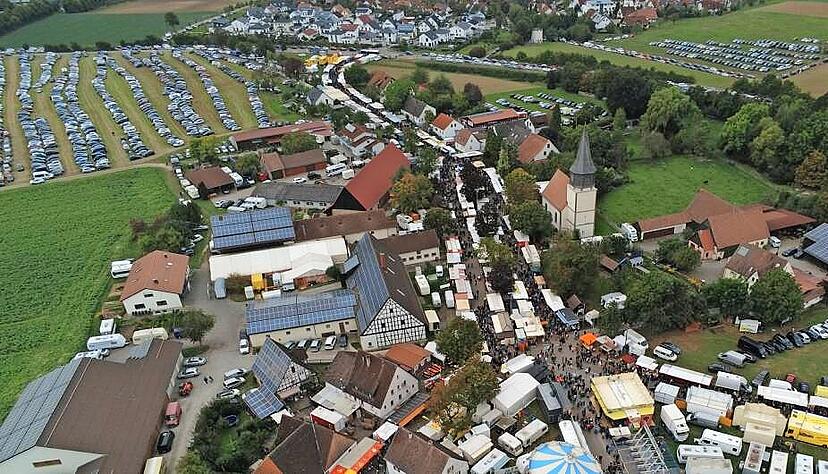 Ganz Musdorf wird für eine knappe Woche zum Jahrmarkt, beim ältesten Fest in Hohenlohe. Geparkt wird vor allem auf den abgeernteten Feldern. Foto: Archiv Ganz Musdorf wird für eine knappe Woche zum Jahrmarkt, beim ältesten Fest in Hohenlohe. Geparkt wird vor allem auf den abgeernteten Feldern. Foto: Archiv