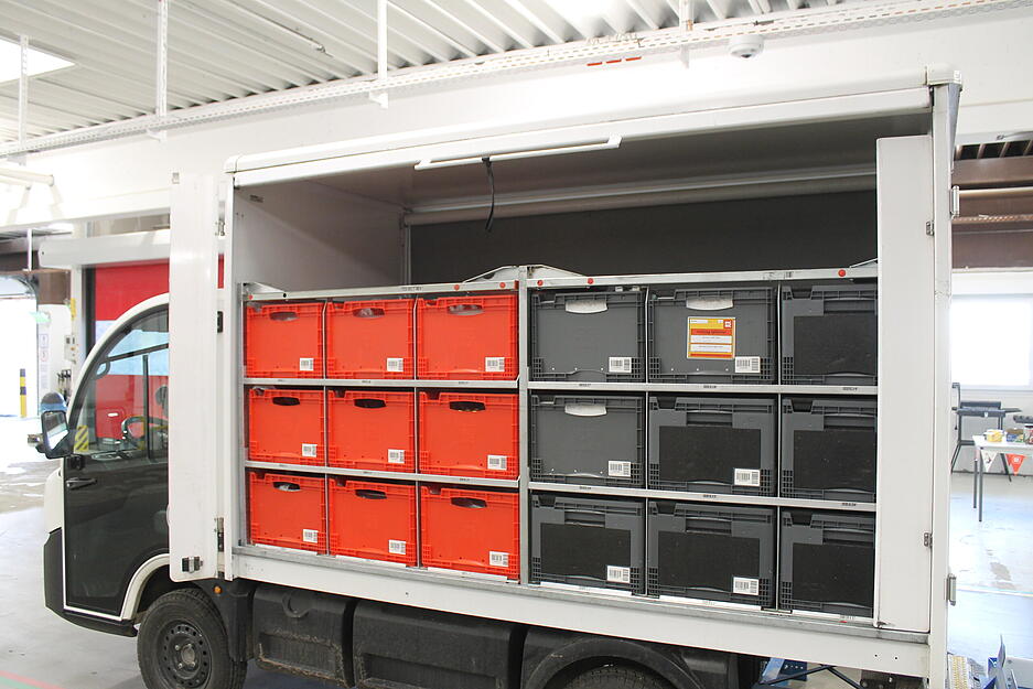 Fahrer laden vorbereitete Boxen systematisch in die Lieferfahrzeuge. Fahrer laden vorbereitete Boxen systematisch in die Lieferfahrzeuge.