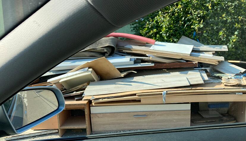 Szene aus Kirchardt: Sperrm&uuml;ll, so weit das Auge reicht.