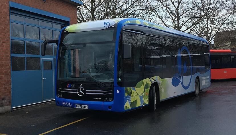 Der erste E-Bus Heilbronns hat viele Stimme-Leser interessiert. Die Stadtwerke wollen sich nicht auf den Elektroantrieb festlegen.
Foto: Christoph Donauer Der erste E-Bus Heilbronns hat viele Stimme-Leser interessiert. Die Stadtwerke wollen sich nicht auf den Elektroantrieb festlegen.
Foto: Christoph Donauer