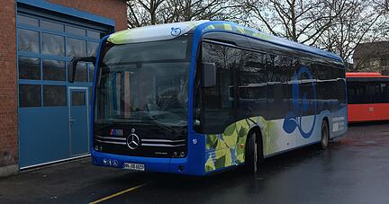 Der erste E-Bus Heilbronns hat viele Stimme-Leser interessiert. Die Stadtwerke wollen sich nicht auf den Elektroantrieb festlegen.
Foto: Christoph Donauer
