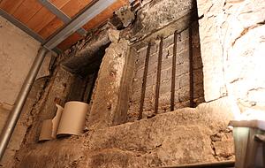 Basis der Jahrhunderte: Im Keller finden sich diese historischen Fenster. Eine Mörtel-Analyse soll bald bestätigen: Die Ursprünge des Hauses reichen weit zurück. Basis der Jahrhunderte: Im Keller finden sich diese historischen Fenster. Eine Mörtel-Analyse soll bald bestätigen: Die Ursprünge des Hauses reichen weit zurück.