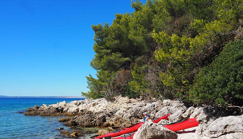 Eine Seekajaktour an der Südwestküste eröffnet neue Perspektiven auf die Insel in der Kvarner Bucht. Eine Seekajaktour an der Südwestküste eröffnet neue Perspektiven auf die Insel in der Kvarner Bucht.