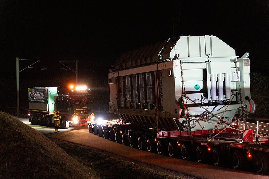 Der Trafo-Schwertransport hat in der Nacht auf Freitag das SuedLink-Umspannwerk in Leingarten erreicht.