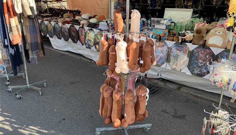 Schlüpfrige Plüschis gibts auf dem Gelände ebenfalls zu kaufen - neben einer Vielzahl von weiteren Souvenirs und Accessoirs an den Ständen.