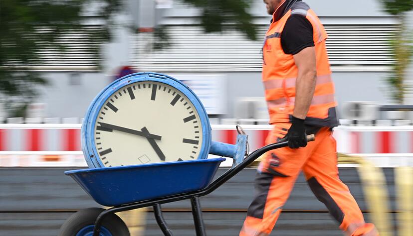 Der Arbeitgeber kann die Arbeitszeit nicht ohne eine Änderungskündigung kürzen. Der Arbeitgeber kann die Arbeitszeit nicht ohne eine Änderungskündigung kürzen.