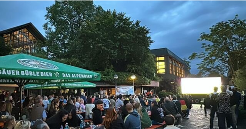 Public-Viewing zum EM-Auftakt  auf dem Weinsberger Traubenplatz.