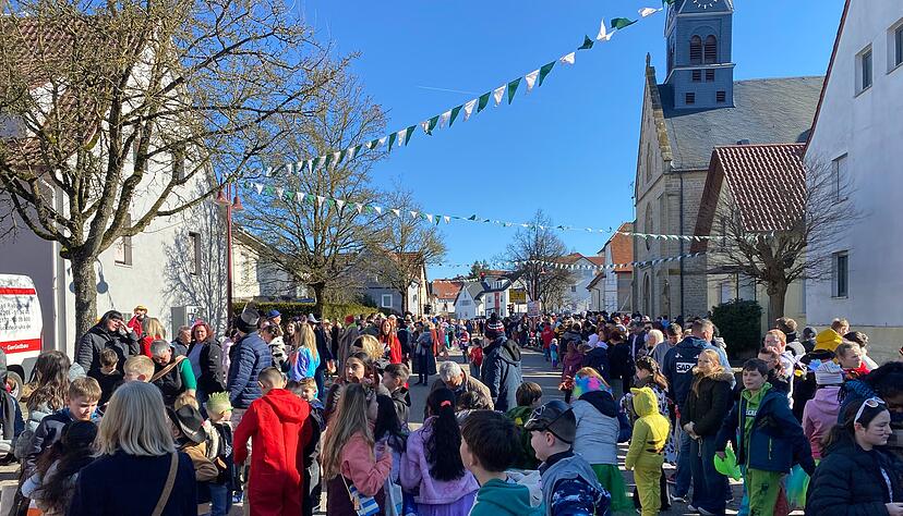 Närrisch, farbenfroh und ausgelassen – so feierten Hunderte Besucher am Rosenmontag in Obergimpern das bunte Treiben des Faschings. Närrisch, farbenfroh und ausgelassen – so feierten Hunderte Besucher am Rosenmontag in Obergimpern das bunte Treiben des Faschings.
