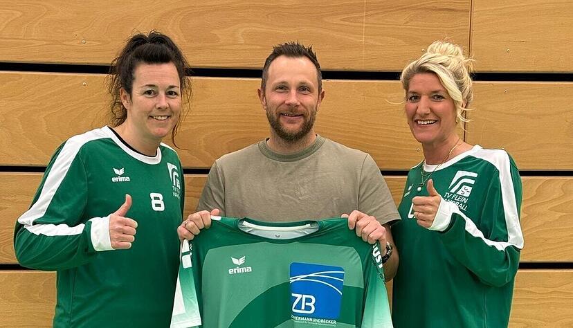 Trainer Sascha Gohl – hier eingerahmt von Jasmin Baumann (links) und Laura Neutz aus der Sportlichen Leitung – muss einen Neuanfang moderieren.