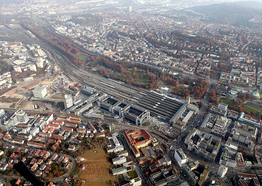 Der Stuttgarter Hauptbahnhof, aufgenommen am 26. November 2011. Weil sich die Genehmigungsverfahren in die Länge ziehen, rechnet die Bundesregierung mit der Fertigstellung des Bahnprojekts Stuttgart 21 erst im Jahr 2024. Der Stuttgarter Hauptbahnhof, aufgenommen am 26. November 2011. Weil sich die Genehmigungsverfahren in die Länge ziehen, rechnet die Bundesregierung mit der Fertigstellung des Bahnprojekts Stuttgart 21 erst im Jahr 2024.