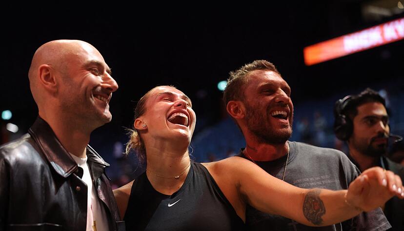 Aryna Sabalenka hatte ihren Freund Georgios Frangulis (r) im Januar bei einer Siegesrede leicht unter Druck gesetzt.