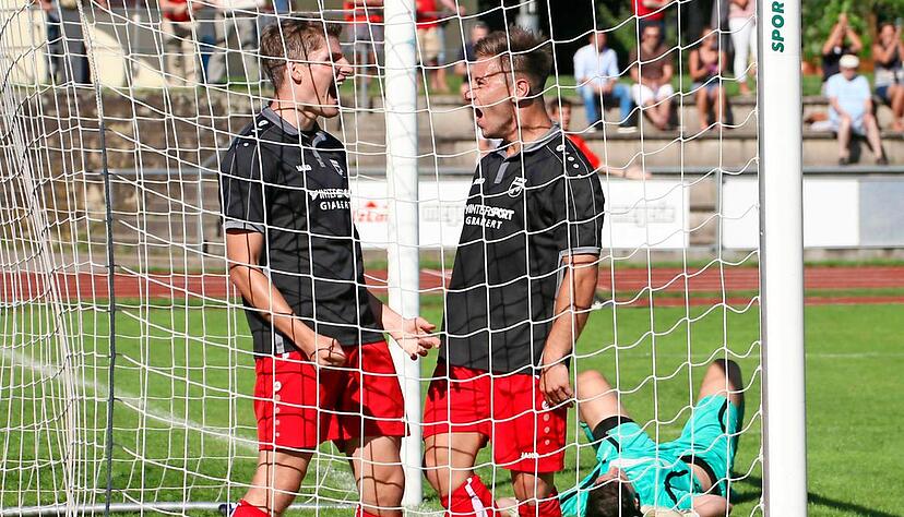 Doppeltorsch&uuml;tze Alexander Overcenko (links) und Kevin M&uuml;ller jubeln lautstark &uuml;ber den Treffer zum 3:0. Trotz der deutlichen F&uuml;hrung wurde es f&uuml;r die TSG &Ouml;hringen gegen Rutesheim aber noch einmal eng.Foto: Marc Schmerbeck