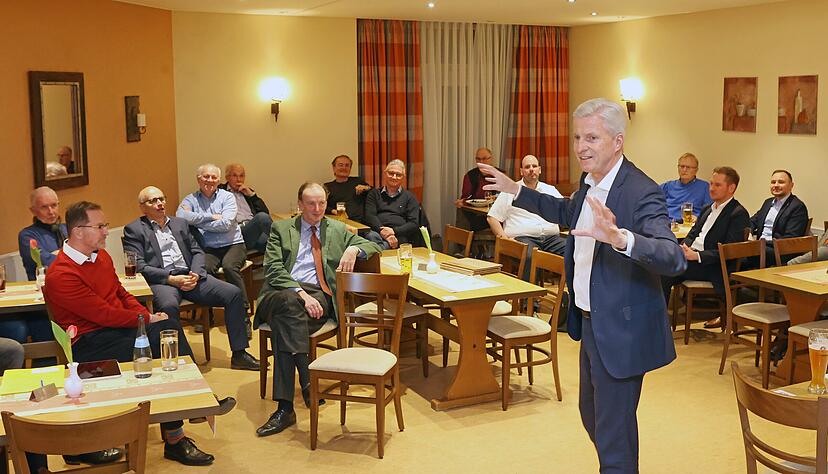 Rund 20 Jagsttäler diskutierten mit Stimme-Chefredakteur Uwe Ralf Heer darüber, wie die Verkehrssituation in der Region verbessert werden kann. 
Foto: Ralf Seidel