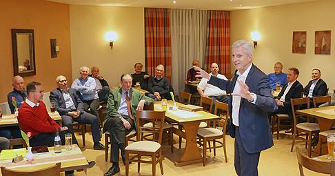 Rund 20 Jagsttäler diskutierten mit Stimme-Chefredakteur Uwe Ralf Heer darüber, wie die Verkehrssituation in der Region verbessert werden kann. 
Foto: Ralf Seidel