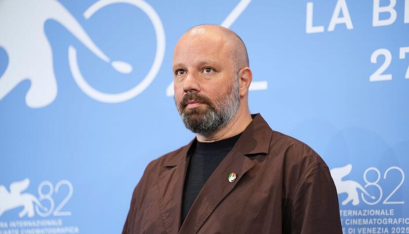 Regisseur Lanthimos trug in Venedig einen Anstecker mit den Farben der palästinensischen Flagge. Regisseur Lanthimos trug in Venedig einen Anstecker mit den Farben der palästinensischen Flagge.