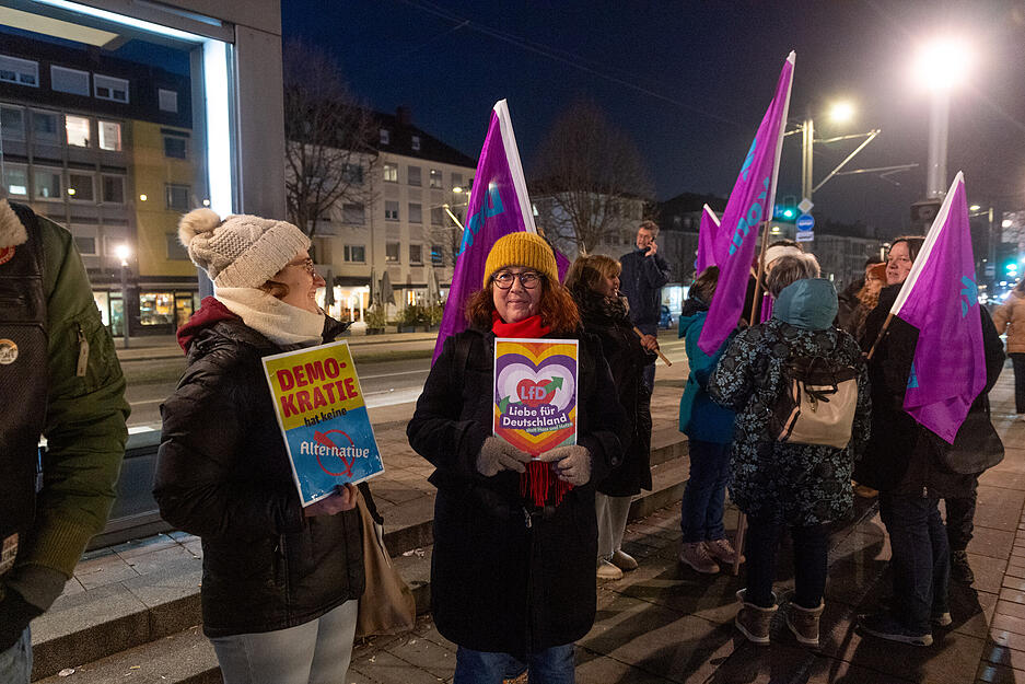 "Demokratie hat keine Alternative": Mit Schildern, Fahnen und Bannern zeigen die Demonstranten ihre Haltung zur AfD. "Demokratie hat keine Alternative": Mit Schildern, Fahnen und Bannern zeigen die Demonstranten ihre Haltung zur AfD.