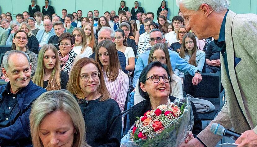 Uwe Ralf Heer, Moderator des Abends und Chefredakteur der Heilbronner Stimme hat Marga Eimüllner (re) und ihre Tochter Tina Häffner begrüßt - und in Bildern an ihren Ehemann und Vater, an den Ende Dezember verstorbenen Uli Eimüllner, erinnert. Uwe Ralf Heer, Moderator des Abends und Chefredakteur der Heilbronner Stimme hat Marga Eimüllner (re) und ihre Tochter Tina Häffner begrüßt - und in Bildern an ihren Ehemann und Vater, an den Ende Dezember verstorbenen Uli Eimüllner, erinnert.