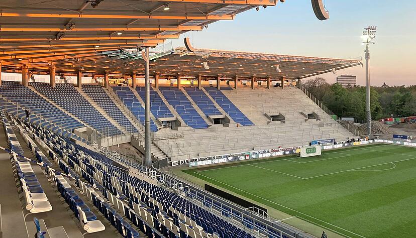 Blick von der fertigen Osttribüne auf die bald vollendete Süd-Stehtribüne, die künftige Heimat der KSC-Fans.
Foto: Huber