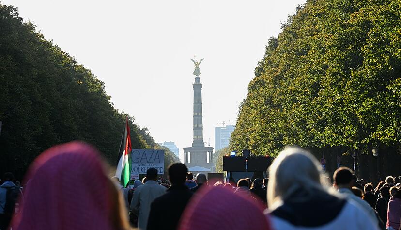 Zehntausende zogen durch Berlin-Mitte zur Siegess&auml;ule.