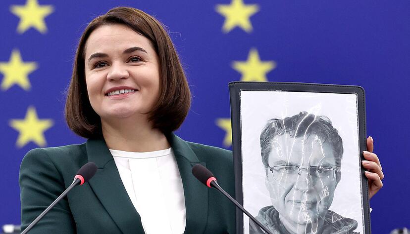 Die belarussische Oppositionsf&uuml;hrerin Swetlana Tichanowskaja zeigt ein Bild von Andrzej Poczobut.