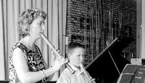 Michael Müller flötete im Duett mit seiner Lehrerin Martina Klee. (Foto: Margit Stöhr-Michalsky) Michael Müller flötete im Duett mit seiner Lehrerin Martina Klee. (Foto: Margit Stöhr-Michalsky)