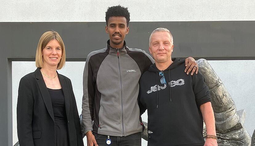 Khadar Asad Osman (Mitte) mit seinem Ausbilder Sascha Kollmar und Marbach-Personalchefin Nicole Waczowicz.